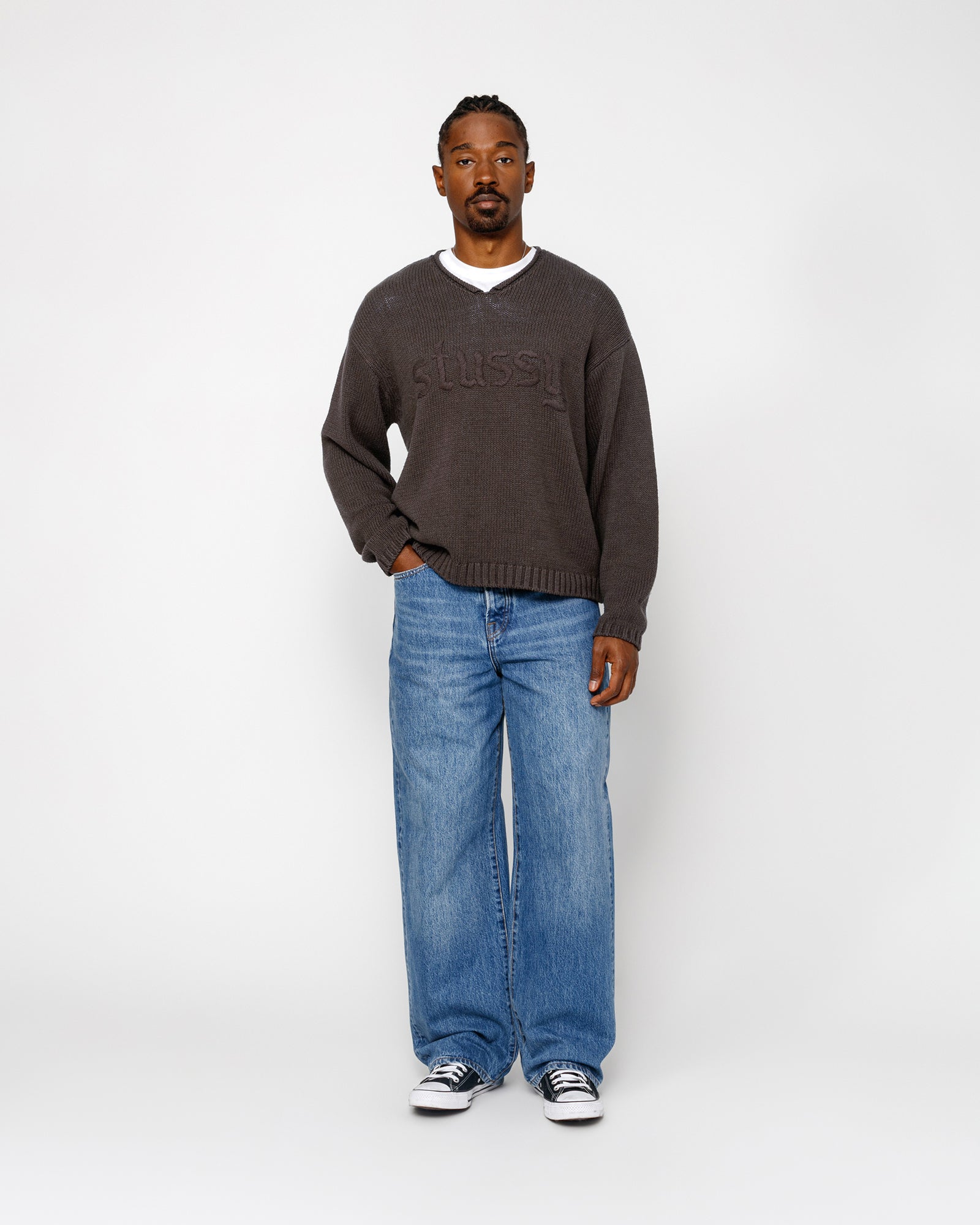 ROLL V-NECK LOGO SWEATER BROWN