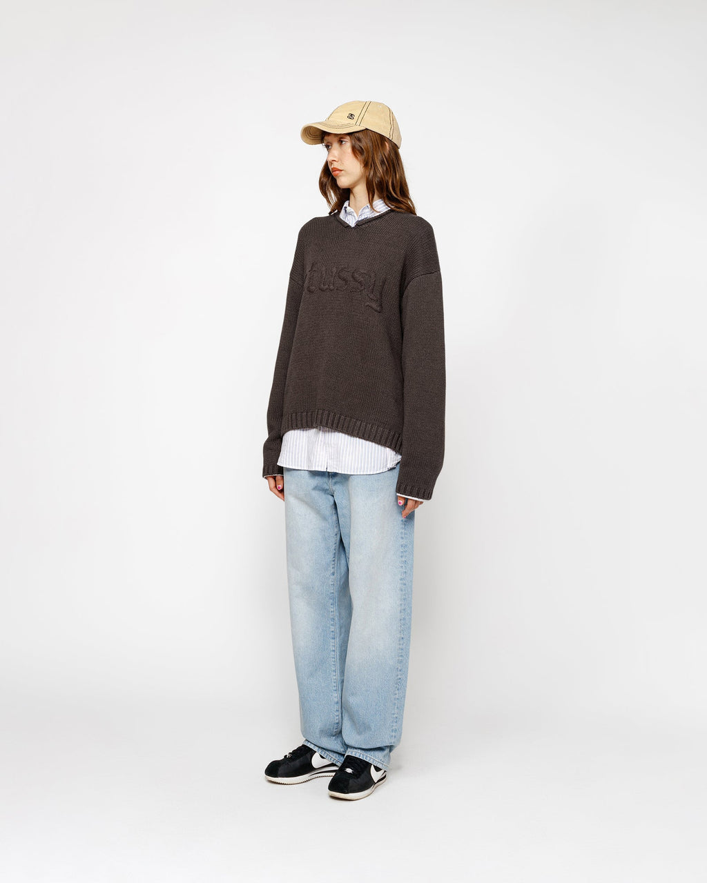 ROLL V-NECK LOGO SWEATER BROWN