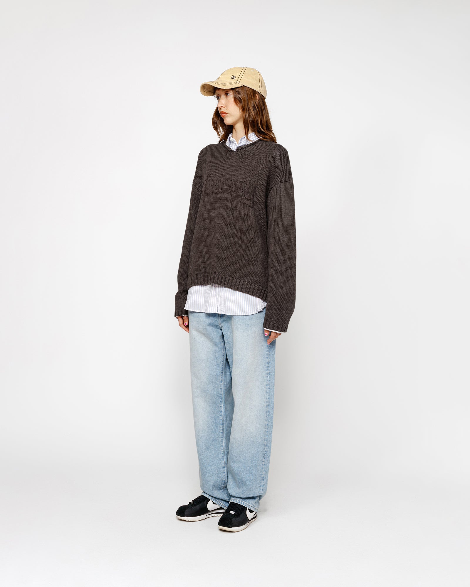 ROLL V-NECK LOGO SWEATER BROWN